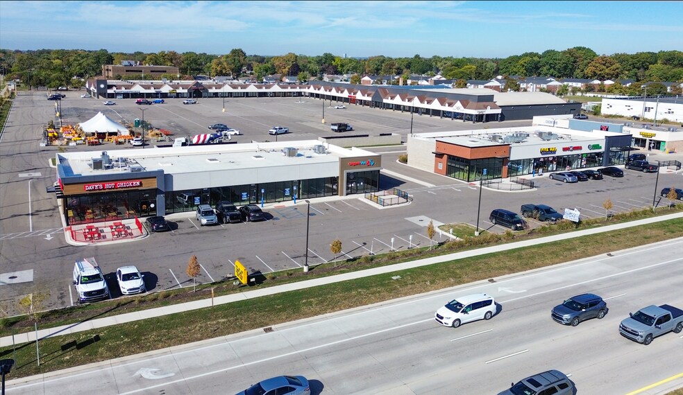 5633-5847 E Thirteen Mile Rd, Warren, MI à louer - Photo de l’immeuble – Image 2 sur 8
