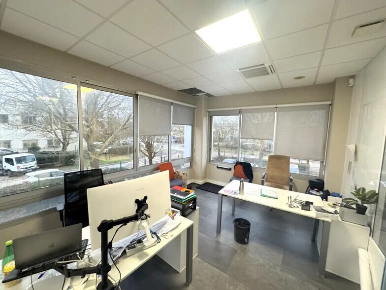 Bureau dans Buc à vendre - Photo de l’immeuble – Image 3 sur 14