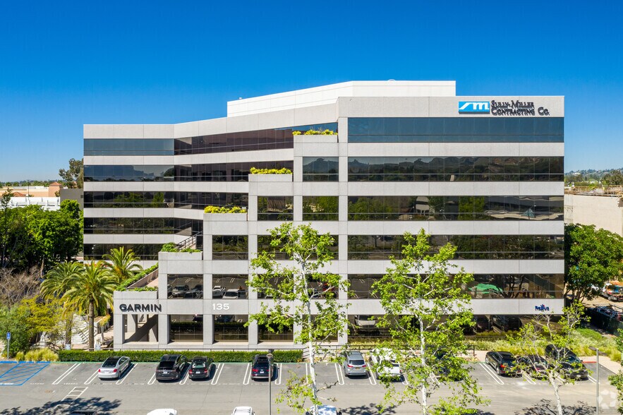 135 S state college Blvd, Brea, CA à louer - Photo de l’immeuble – Image 3 sur 14