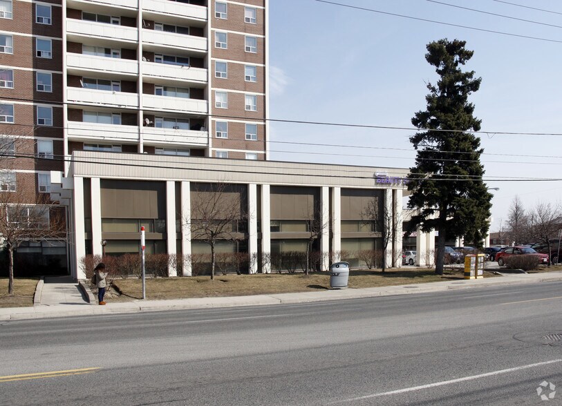 1749-1755 Jane St, Toronto, ON à louer - Photo de l’immeuble – Image 2 sur 4