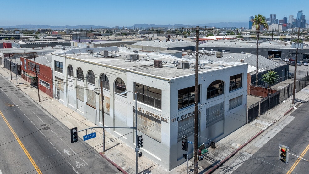 197 E Jefferson Blvd, Los Angeles, CA à vendre - Photo de l’immeuble – Image 3 sur 63