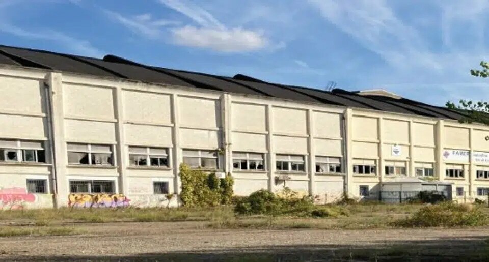 Local d'activités dans Givors à vendre - Photo de l’immeuble – Image 1 sur 9