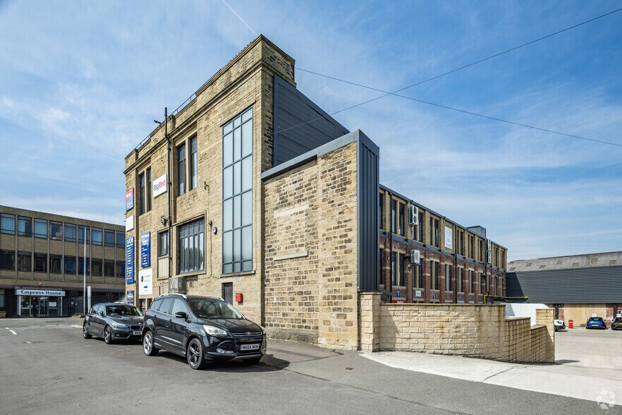 St Thomas Rd, Huddersfield à louer - Photo de l’immeuble – Image 2 sur 2
