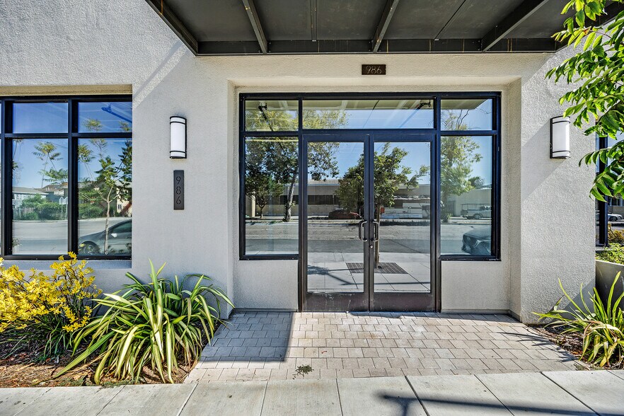 986 W Grand Ave, Oakland, CA à louer - Photo de l’immeuble – Image 1 sur 32