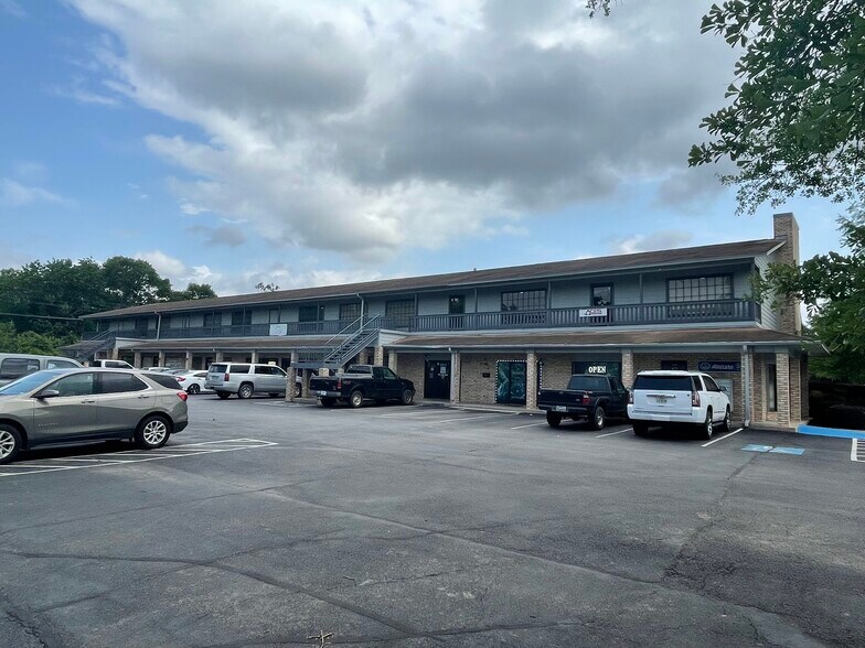 812 W Dallas St, Conroe, TX à louer - Photo de l’immeuble – Image 1 sur 6