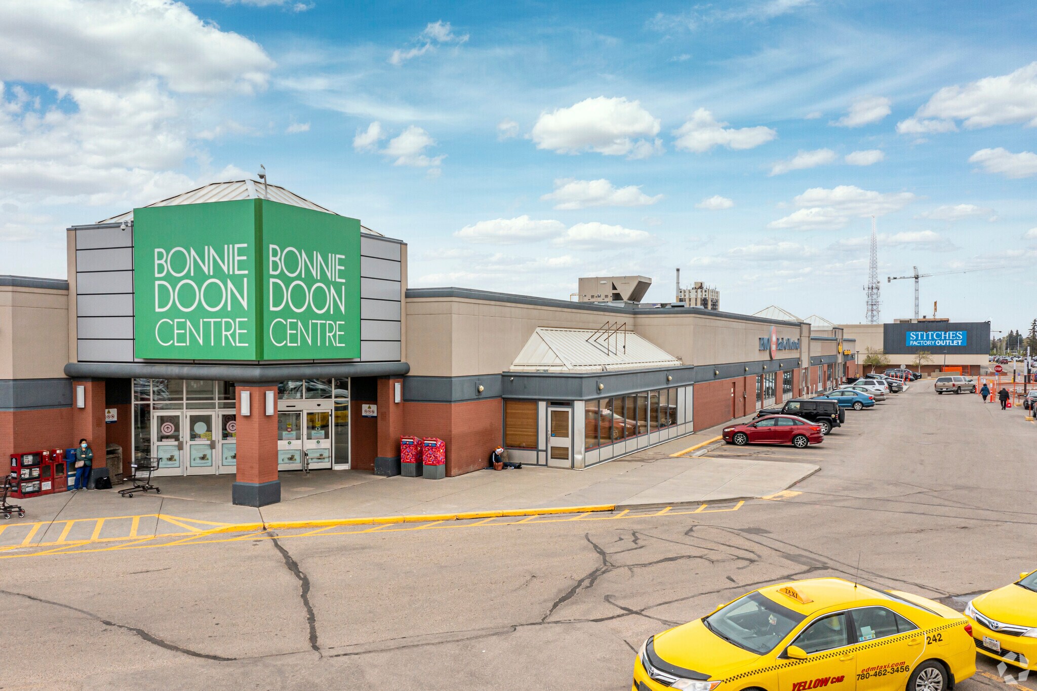 8330-8630 82nd Av NW, Edmonton, AB à louer Photo principale– Image 1 sur 6