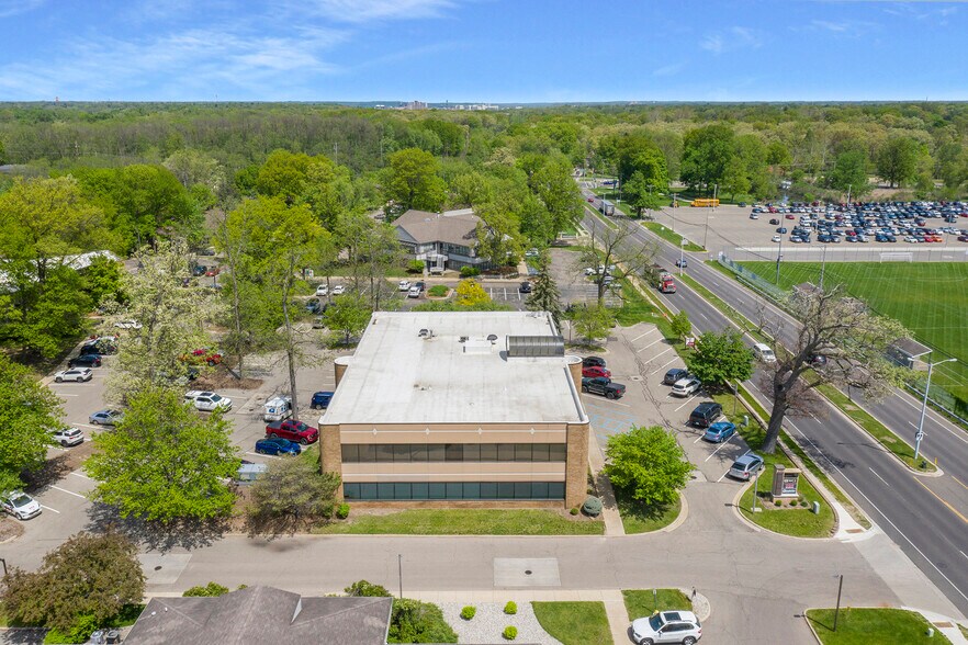 5136 Lovers Ln, Portage, MI à louer - Photo de l’immeuble – Image 3 sur 20