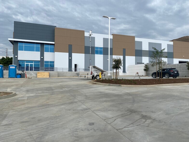 980 Marlborough Ave, Riverside, CA à louer - Photo de l’immeuble – Image 3 sur 18