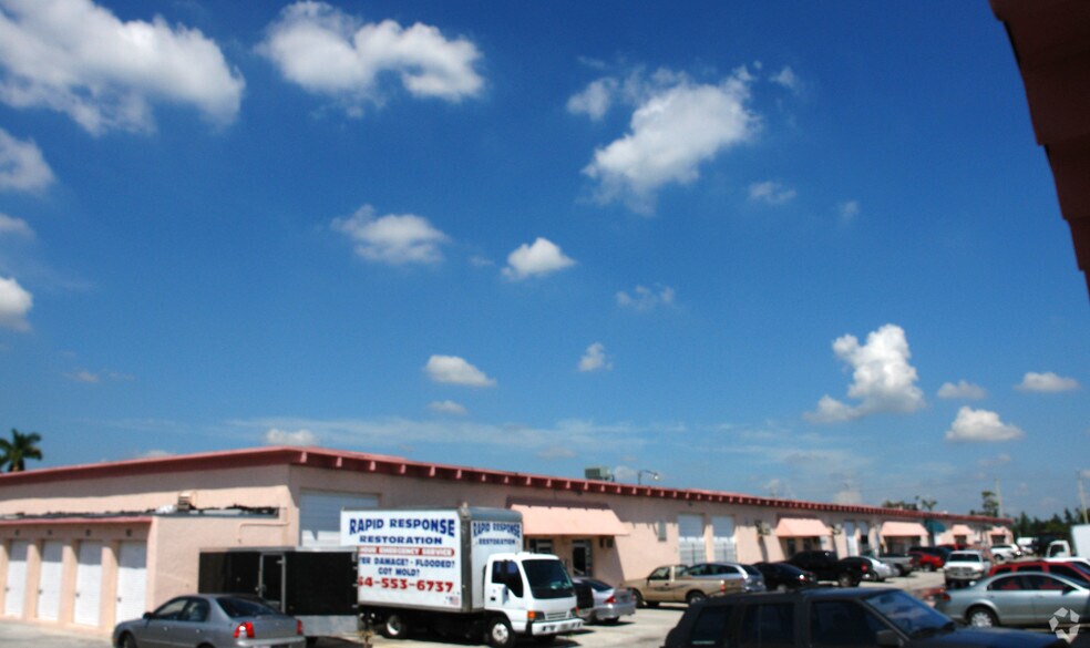 3150 W Pembroke Rd, Hallandale Beach, FL à louer - Photo de l’immeuble – Image 3 sur 4
