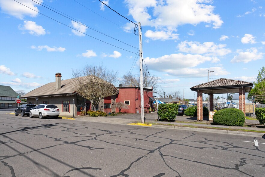 215-225 N Main St, Mount Angel, OR à vendre - Photo de l’immeuble – Image 3 sur 13