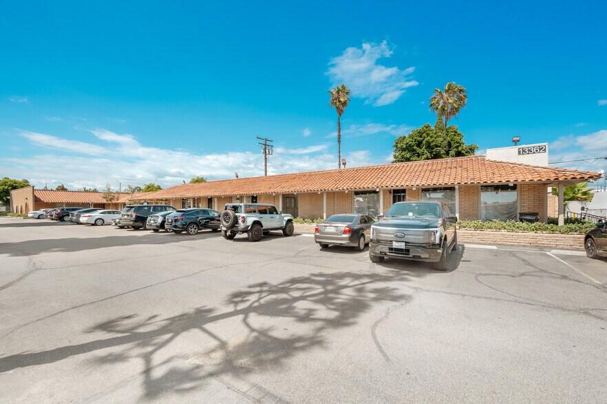13362 Newport Ave, Tustin, CA à louer - Photo de l’immeuble – Image 2 sur 44