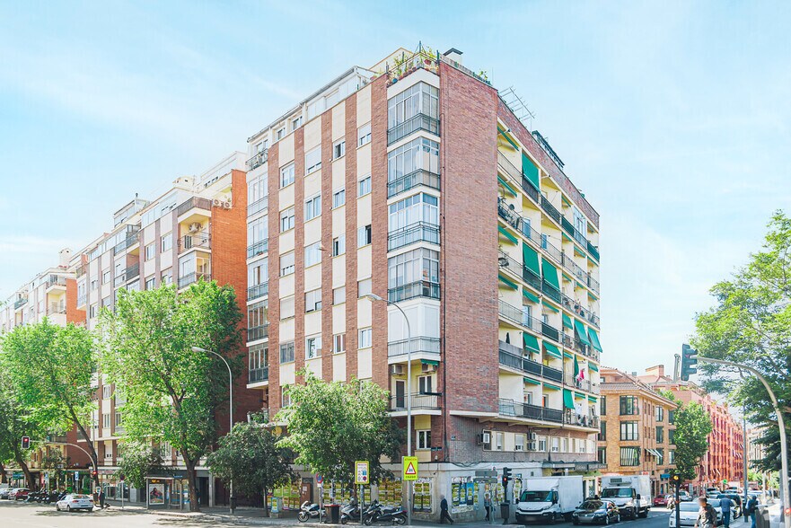 Immeuble residentiel dans Madrid, Madrid à vendre - Photo principale – Image 1 sur 2