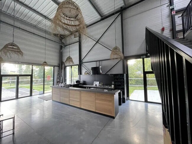 Plus de détails pour Local d'activités à louer