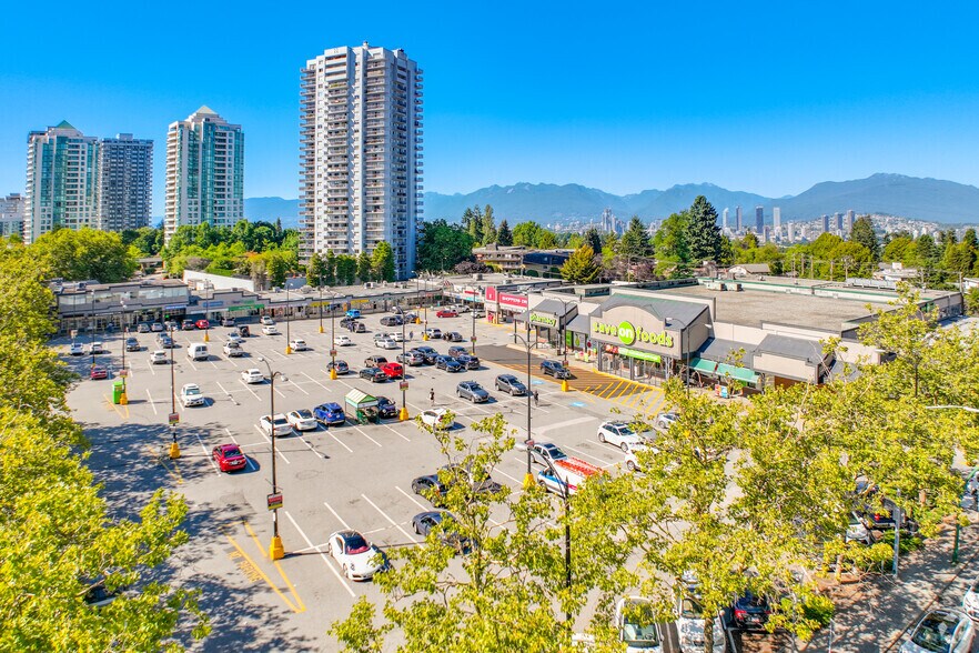 4429-4469 Kingsway, Burnaby, BC à louer - Photo de l’immeuble – Image 1 sur 5