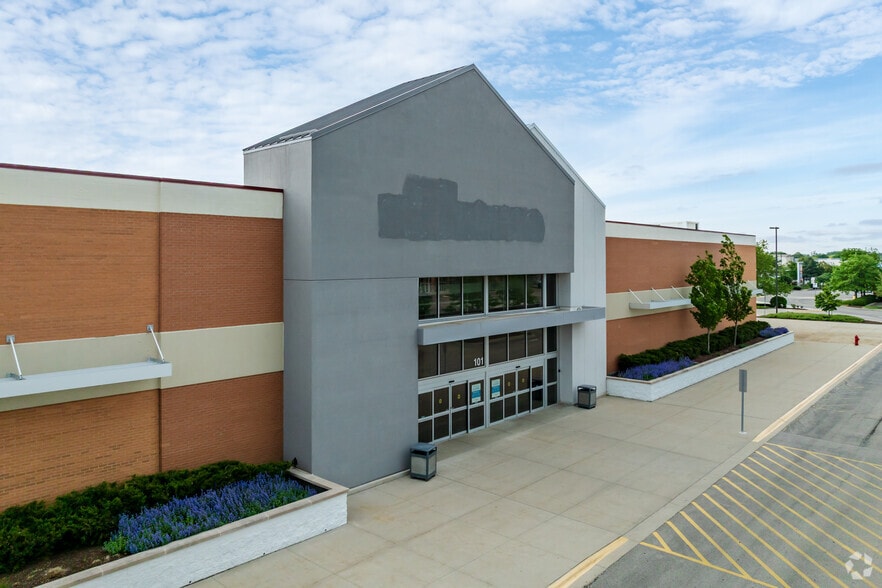 101-105 N Barrington Rd, Schaumburg, IL à vendre - Photo principale – Image 1 sur 7