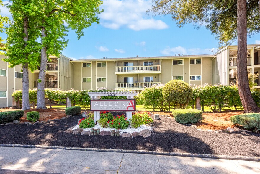 8025 Beverly Dr, Rohnert Park, CA à vendre - Photo de l’immeuble – Image 3 sur 56