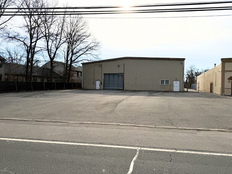 750 S Railroad Ave, West Babylon, NY à vendre - Photo de l’immeuble – Image 2 sur 8