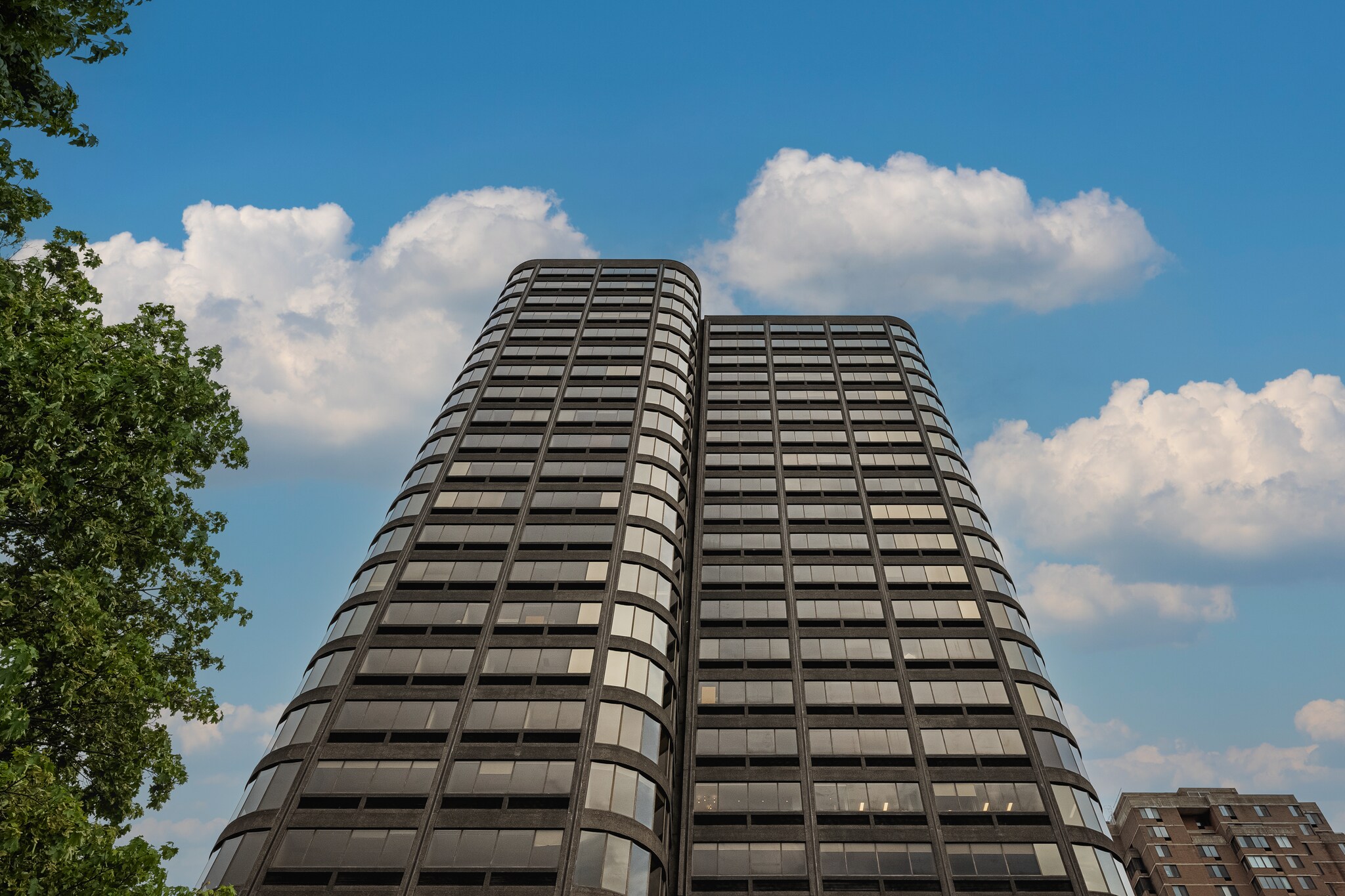 300 Rue Léo-Pariseau, Montréal, QC à louer Photo de l’immeuble– Image 1 sur 10