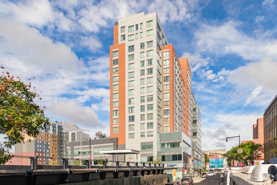 3808 Union St, Flushing, NY à louer - Photo de l’immeuble – Image 3 sur 53