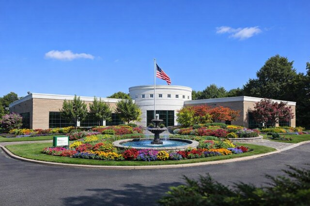 225 Old Country Rd, Melville, NY à louer Photo principale– Image 1 sur 13