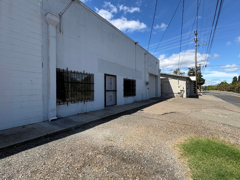 2324 Railroad Ave, Redding, CA à louer - Photo de l’immeuble – Image 2 sur 14