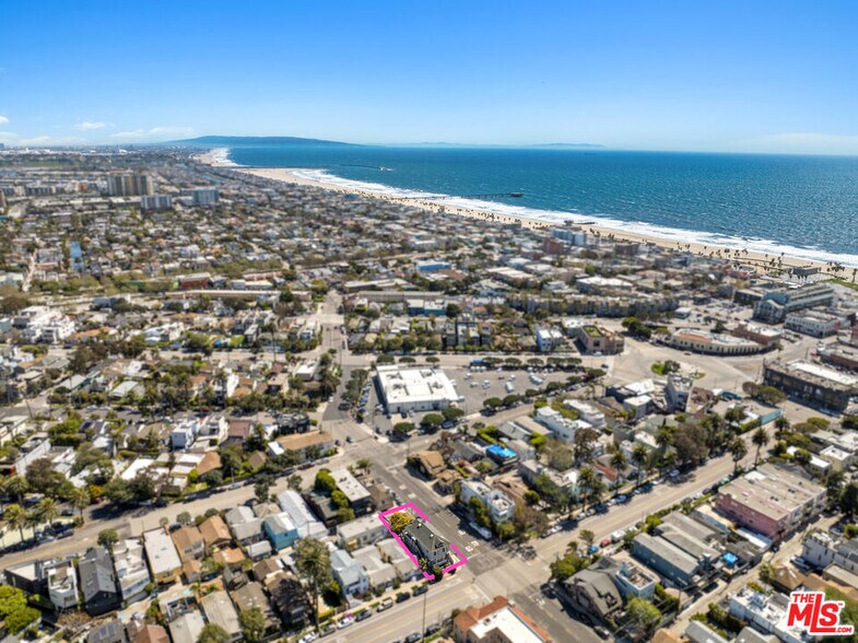 1366 Riviera Ave, Venice, CA à vendre - Photo de l’immeuble – Image 3 sur 21