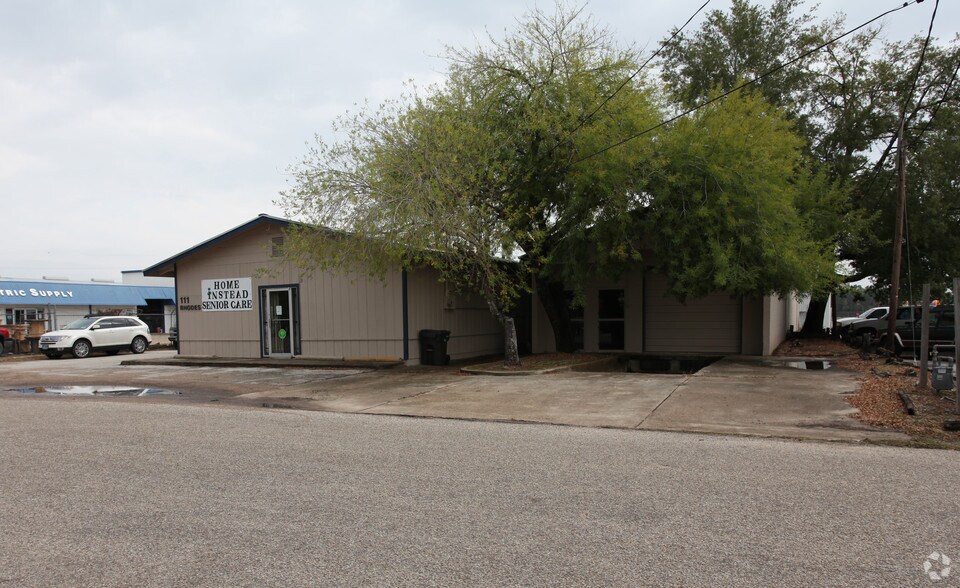 111 Rhodes St, Conroe, TX à vendre - Photo de l’immeuble – Image 2 sur 5