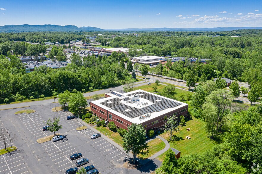 100 University Dr, Amherst, MA à louer - Aérien – Image 2 sur 19