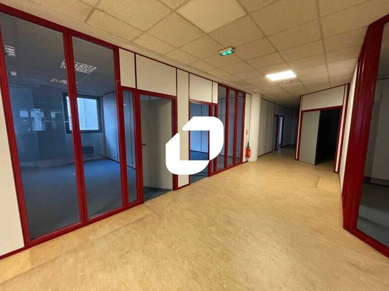 Local d’activités dans Sèvres à louer - Photo de l’immeuble – Image 2 sur 40