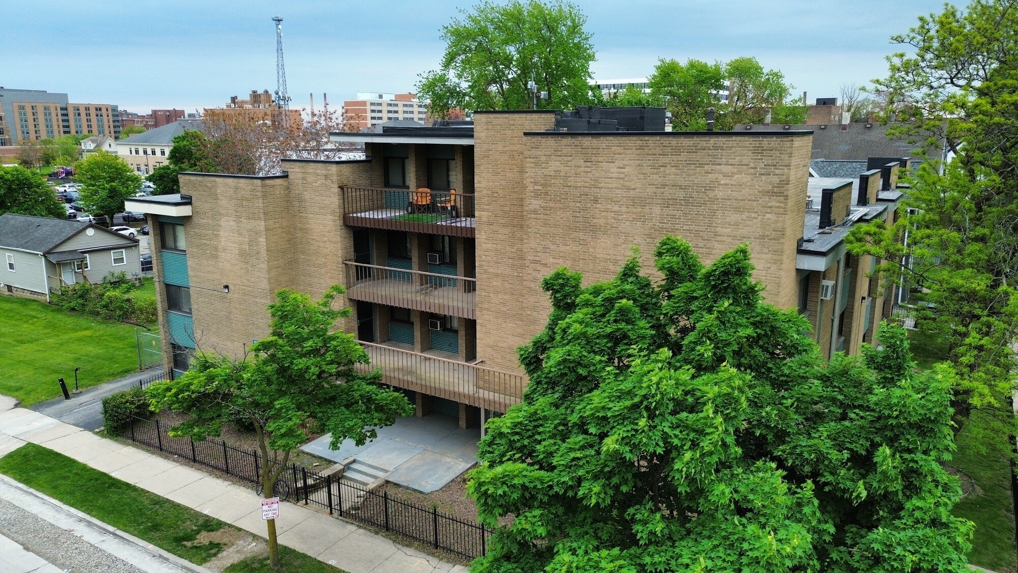 2125 W Kilbourn Ave, Milwaukee, WI à vendre Photo de l’immeuble– Image 1 sur 16