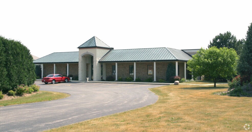 475 Mckenzie Rd, Mukwonago, WI à louer - Photo de l’immeuble – Image 2 sur 5
