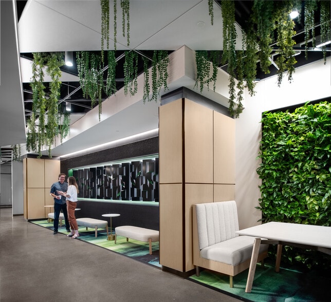 501 Marketplace Ave, Coraopolis, PA à louer - Hall d’entrée – Image 3 sur 17