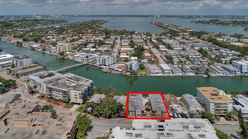 8210 Byron Ave, Miami Beach, FL à vendre - Photo de l’immeuble – Image 3 sur 8