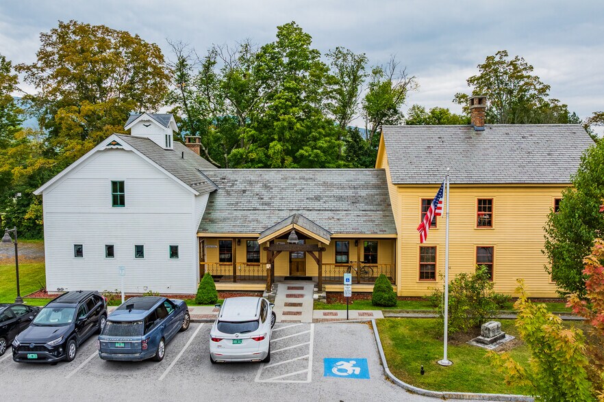 114 Cemetery Ave, Manchester Center, VT à vendre - Photo de l’immeuble – Image 2 sur 50