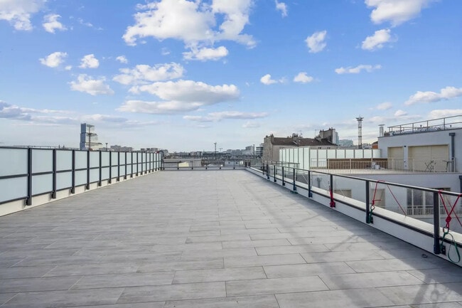 Plus de détails pour 4 Rue Petit, Clichy - Coworking à louer