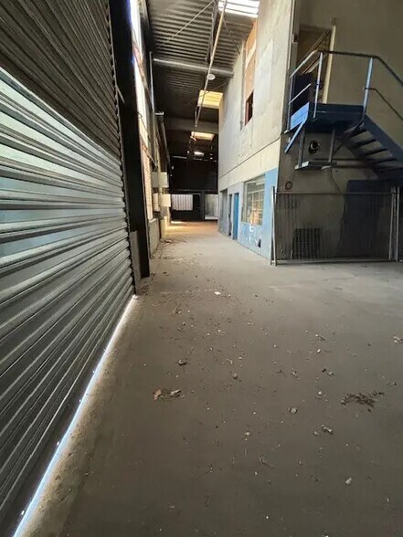 Local d'activités dans Saint-Priest à vendre - Photo de l’immeuble – Image 3 sur 8