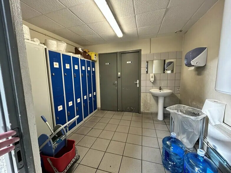 Local d’activités dans Châtenoy-le-Royal à louer - Photo de l’immeuble – Image 3 sur 4