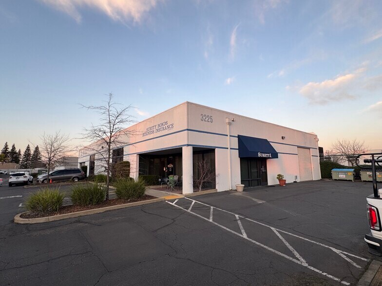 3225 Monier Cir, Rancho Cordova, CA à louer - Photo de l’immeuble – Image 1 sur 32