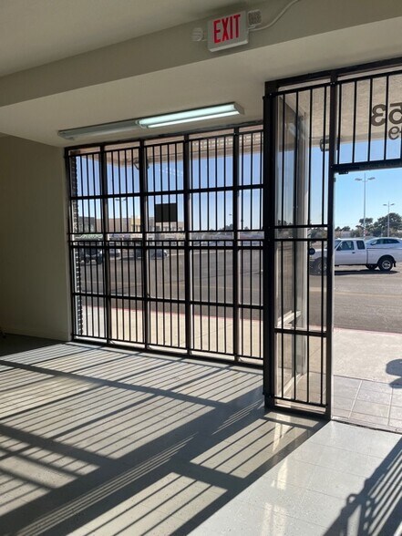 953 E Sahara Ave, Las Vegas, NV à louer - Photo de l’immeuble – Image 3 sur 14