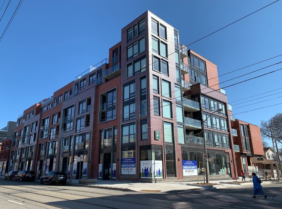 875-877 Queen St E, Toronto, ON à louer Photo principale– Image 1 sur 6