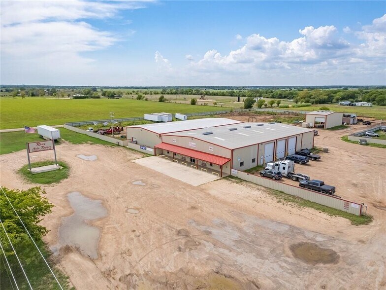 744 FM 609, La Grange, TX à louer - Photo de l’immeuble – Image 3 sur 48