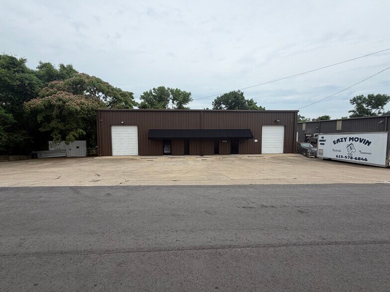926 Old Dry Creek Rd, Madison, TN à louer - Photo de l’immeuble – Image 1 sur 3