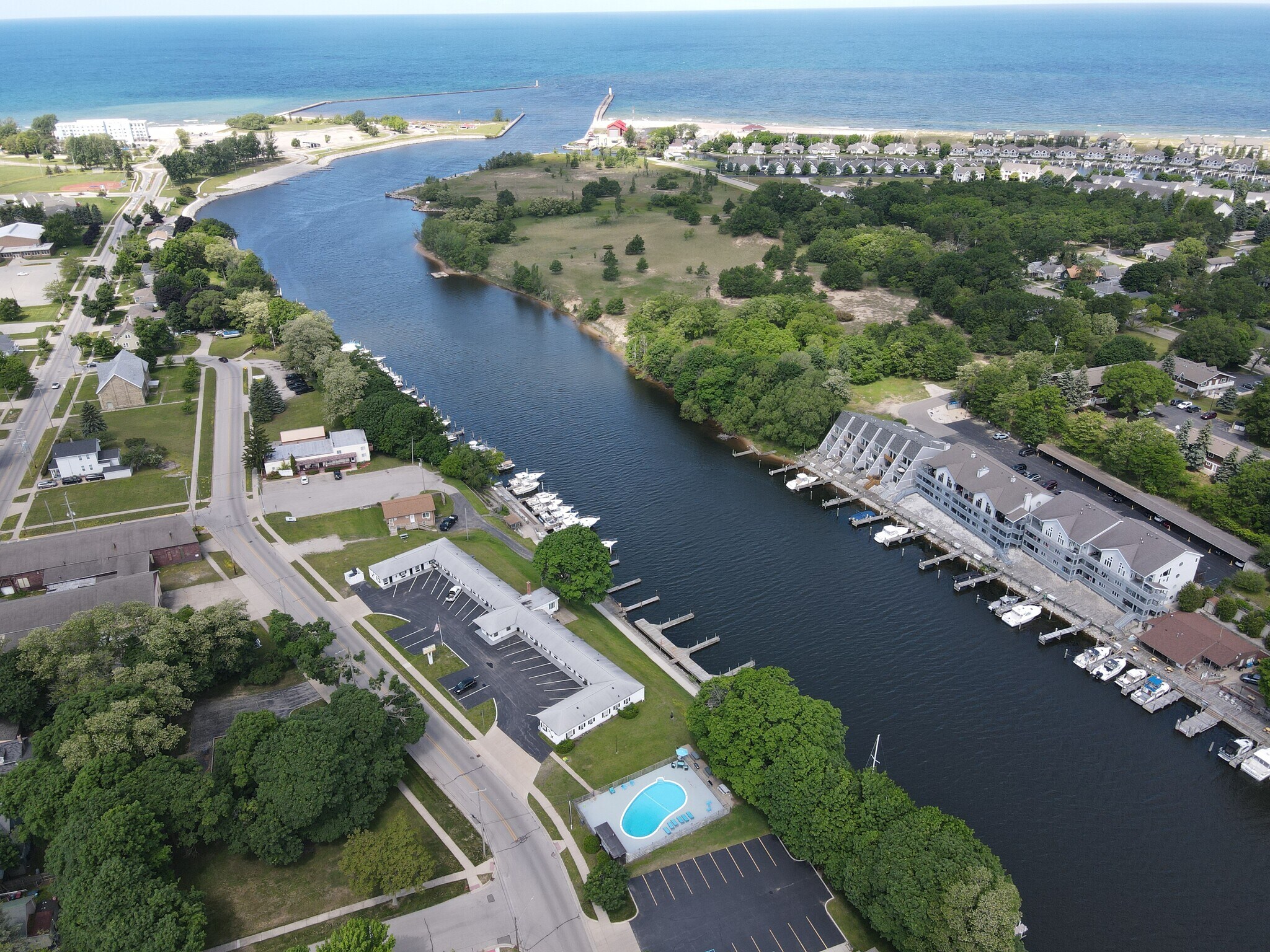 520 Water St, Manistee, MI à vendre Photo de l’immeuble– Image 1 sur 32