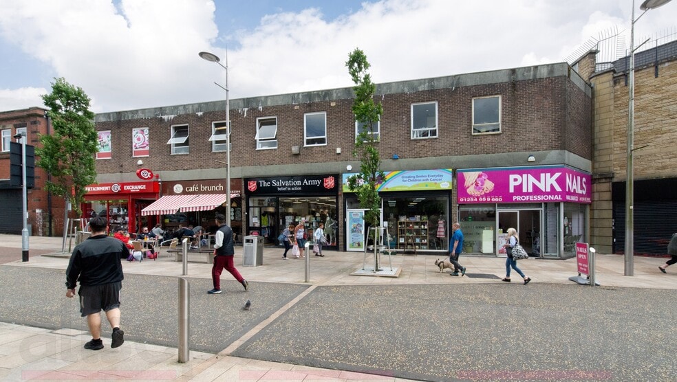 42 Broadway, Accrington à louer - Photo principale – Image 1 sur 2