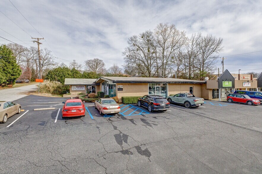 1122-1126 N Pleasantburg Dr, Greenville, SC à louer - Photo de l’immeuble – Image 3 sur 12