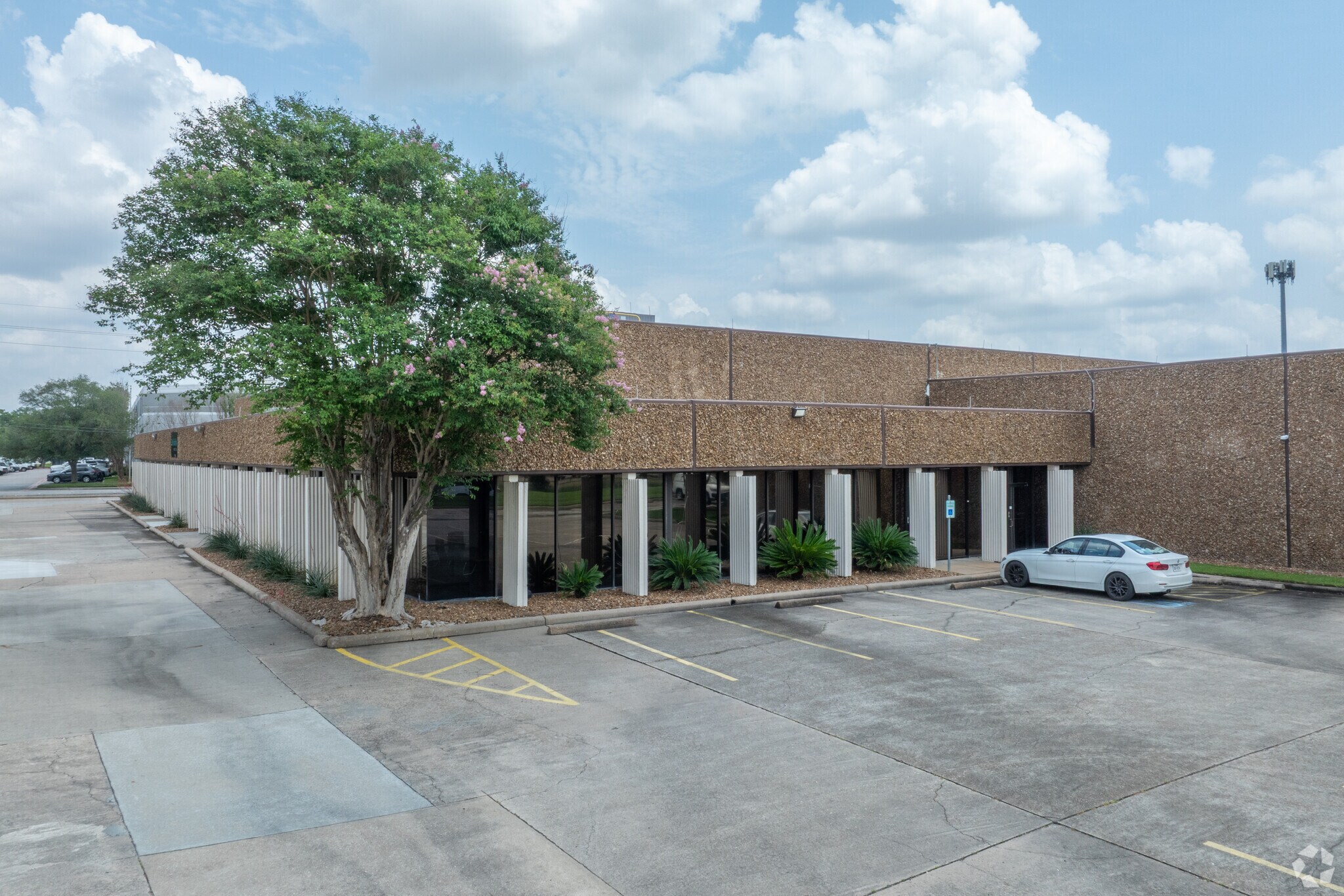 7000-7070 Empire Central Dr, Houston, TX à louer Photo principale– Image 1 sur 16