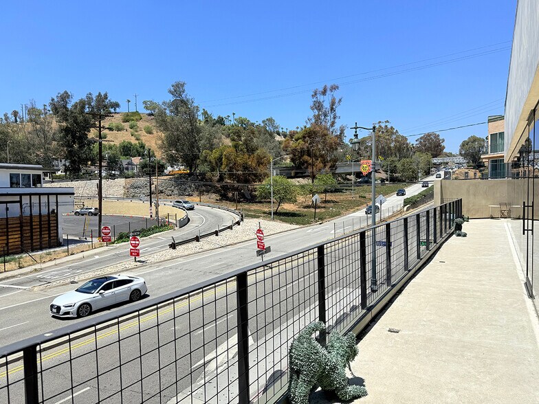 990 N Hill St, Los Angeles, CA à louer - Photo de l’immeuble – Image 3 sur 14