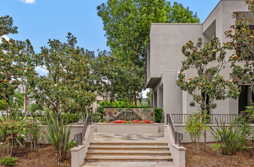 1101 Dove St, Newport Beach, CA à vendre - Photo de l’immeuble – Image 2 sur 5