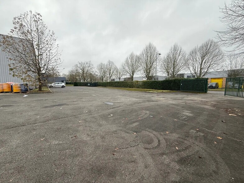 Local d'activités dans Le Plessis-Bouchard à vendre - Photo de l’immeuble – Image 2 sur 8