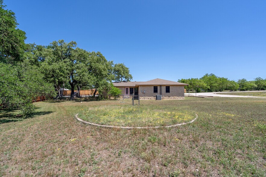 1353 Main St, Liberty Hill, TX à vendre - Photo de l’immeuble – Image 3 sur 38